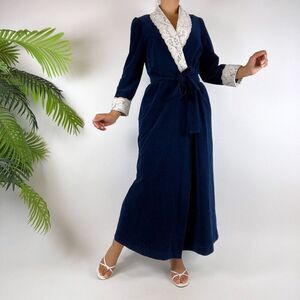 Vintage 80s Vanity Fair Cottagecore Coquette Full Length Velour Robe / Size: S